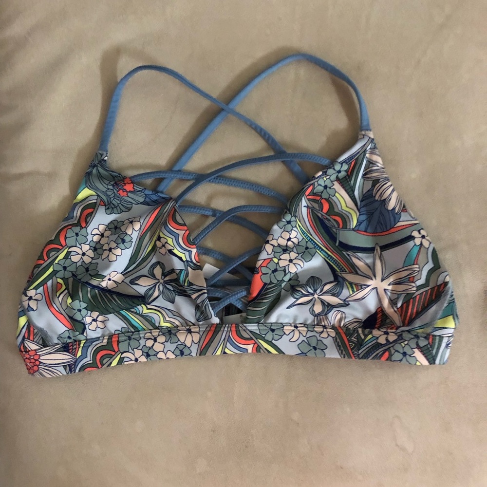 NWOT Victoria’s Secret Blue Floral Victoria Sports Bra size LRG.